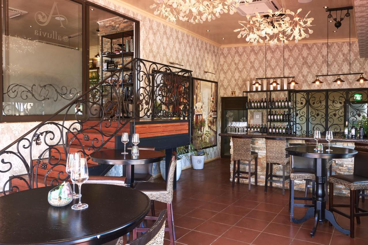 Alluvia Boutique Winery&Luxury Accommodation Stellenbosch Extérieur photo The interior of the wine bar