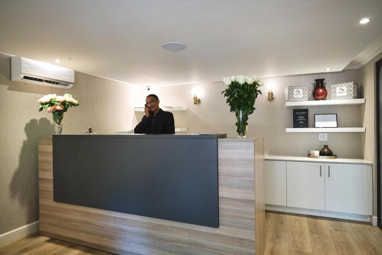 Alluvia Boutique Winery&Luxury Accommodation Stellenbosch Extérieur photo Reception desk at a hotel