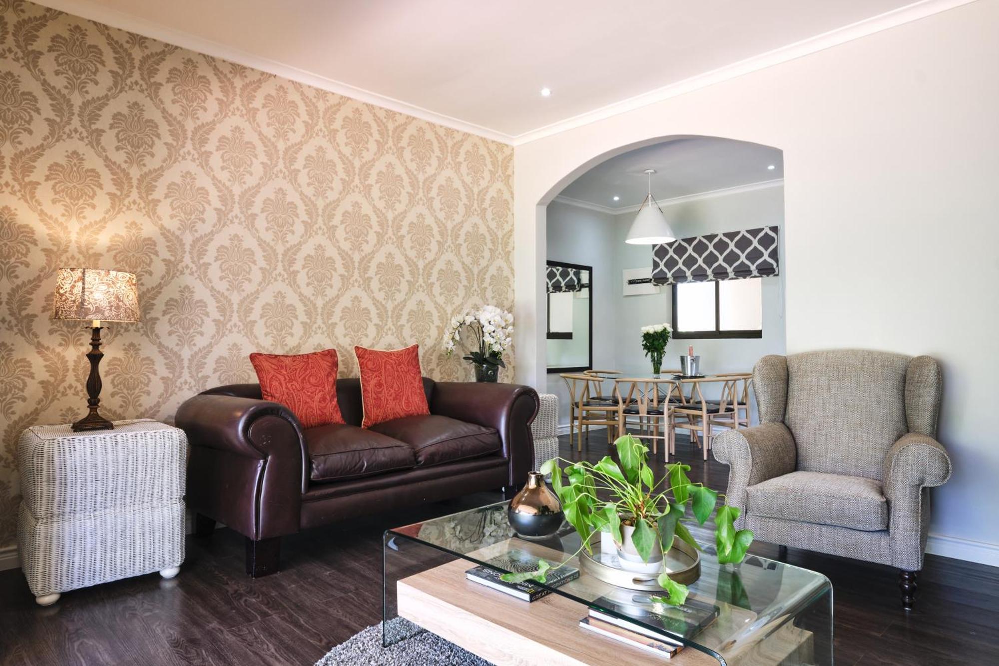 Alluvia Boutique Winery&Luxury Accommodation Stellenbosch Chambre photo A living room with a couch and two armchairs