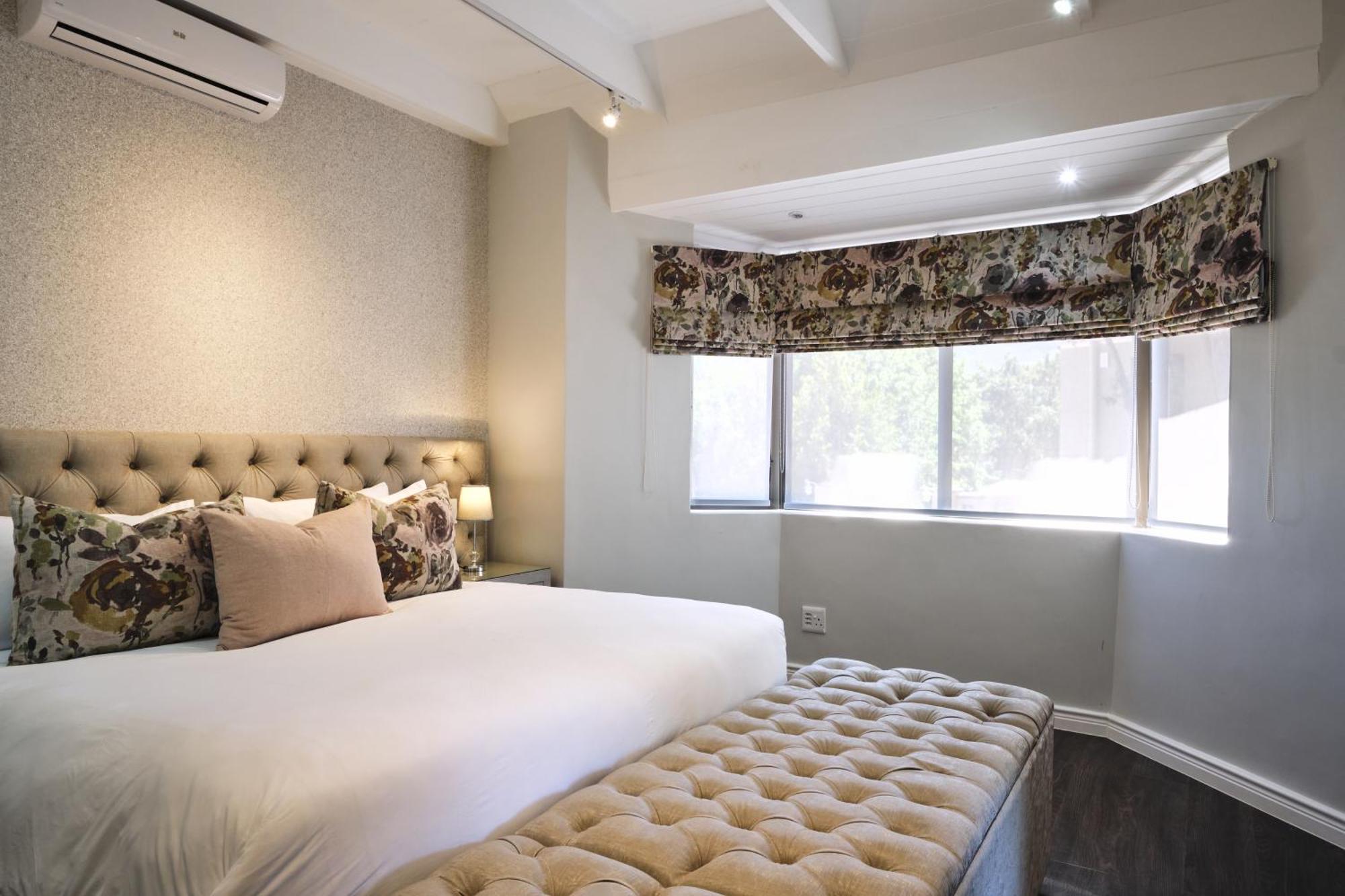 Alluvia Boutique Winery&Luxury Accommodation Stellenbosch Chambre photo A bedroom with a window valance