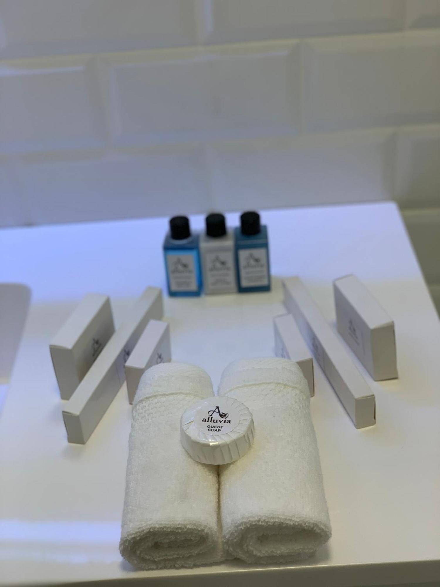 Alluvia Boutique Winery&Luxury Accommodation Stellenbosch Chambre photo A selection of the amenities offered by the airline