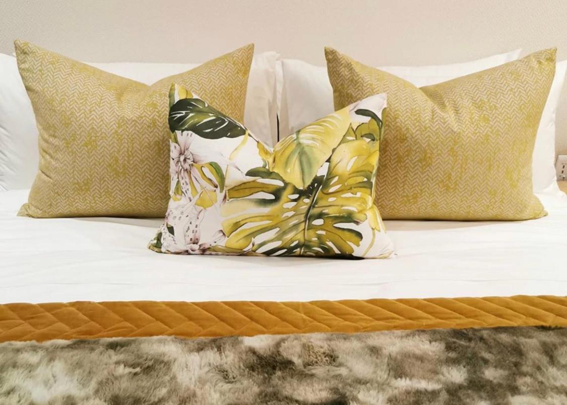 Alluvia Boutique Winery&Luxury Accommodation Stellenbosch Chambre photo A bed with decorative pillows